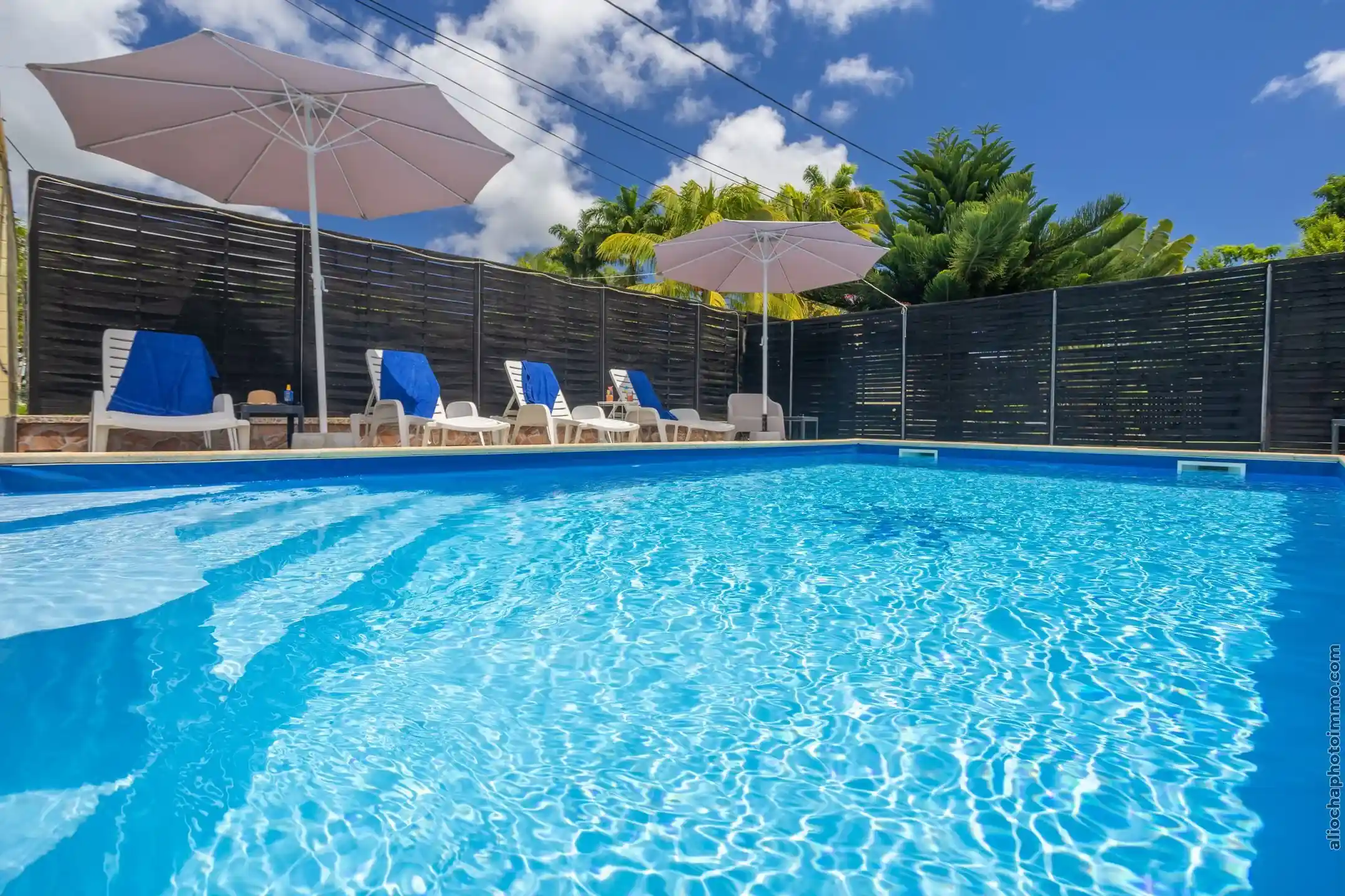Piscine du gîte avec terrasse ensoleillée